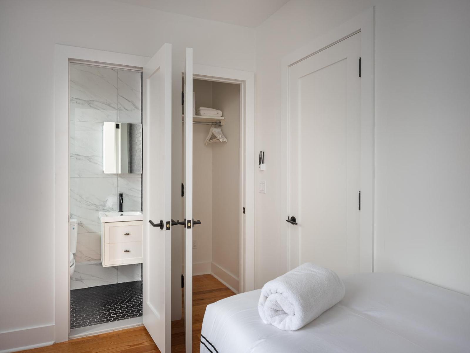 Three Bedroom Brooklynite Suite! نيو يورك المظهر الخارجي الصورة